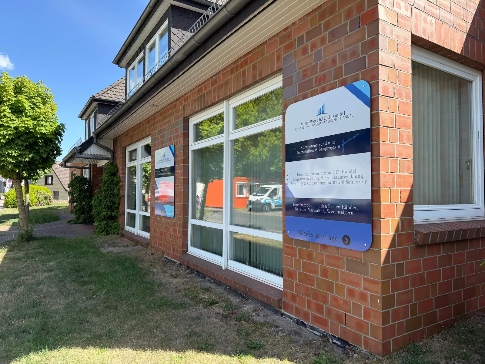 Büro der MehrWert-BAUEN GmbH mit Firmenschild – Consulting, Baumanagement & Handel